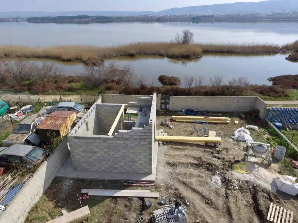 Création d’un petit studio avec mezzanine et charpente traditionnelle à Istres