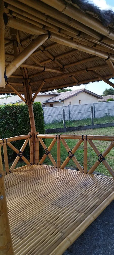 Création d'un havre de paix durable avec des paillotes et des gazébos en bambou près de Contis