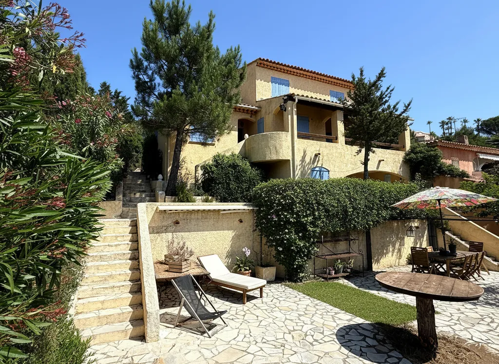 Charme provençant authentique : pierre dorée, terrasses ombragées et jardin fleuri 