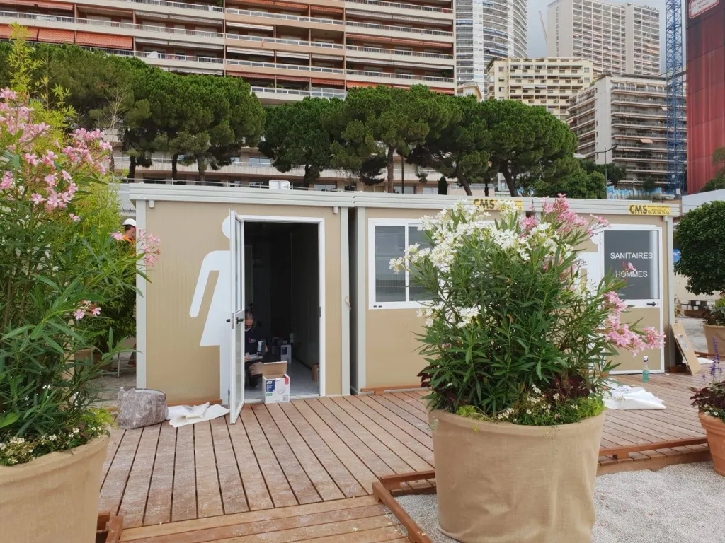 Louer des structures modulaires pour WC, sanitaires et poste de secours sur la plage du Larvotto à Monaco