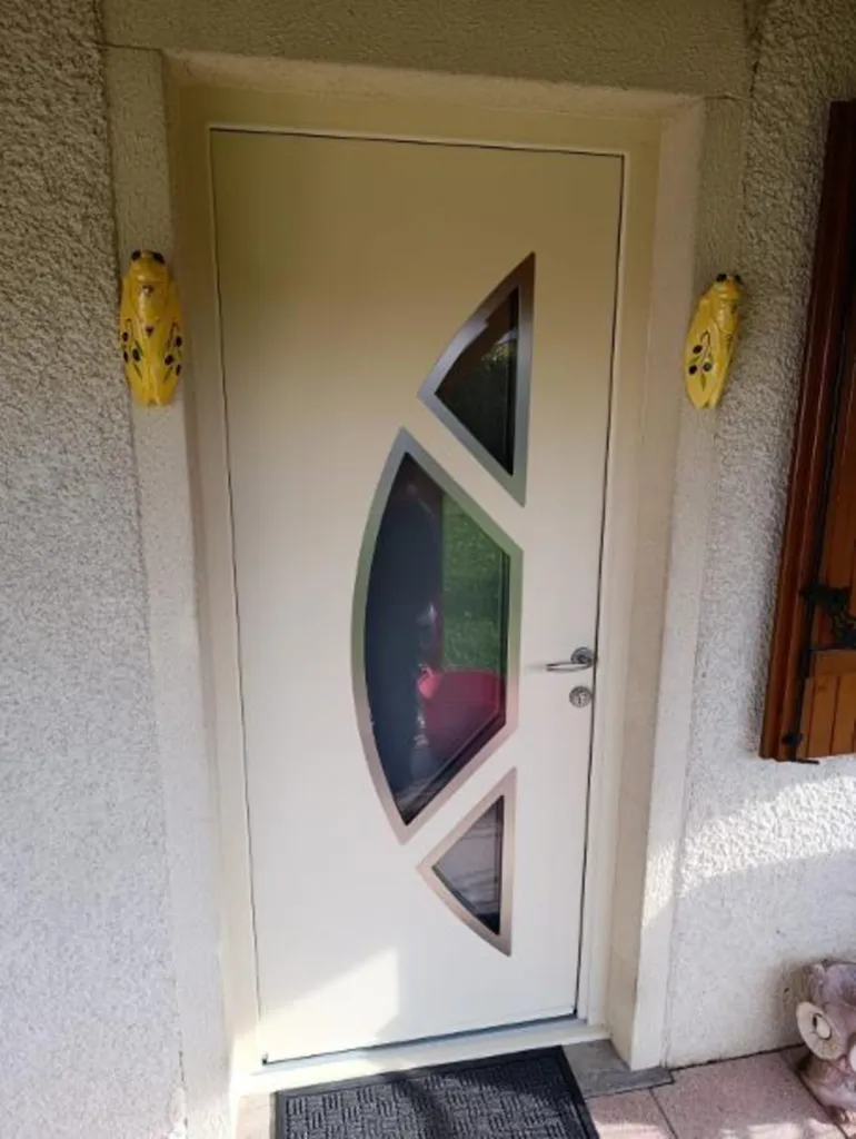Porte d'entrée en aluminium avec pièces en alunox à Thorey en Plaine