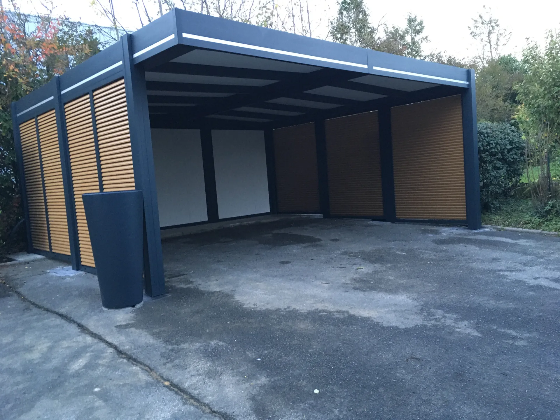 Réalisation d'un carport en aluminium pour deux voitures de 6m x 5.50m en teinte gris 7016 à Montbéliard