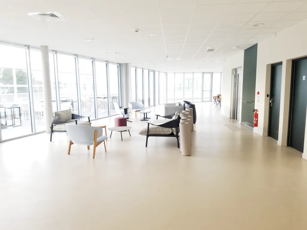 Modernisation des bureaux Bioderma à Aix-en-Provence avec mobilier Vista, dessertes électrifiées et grande table Tonneau pour NAOS