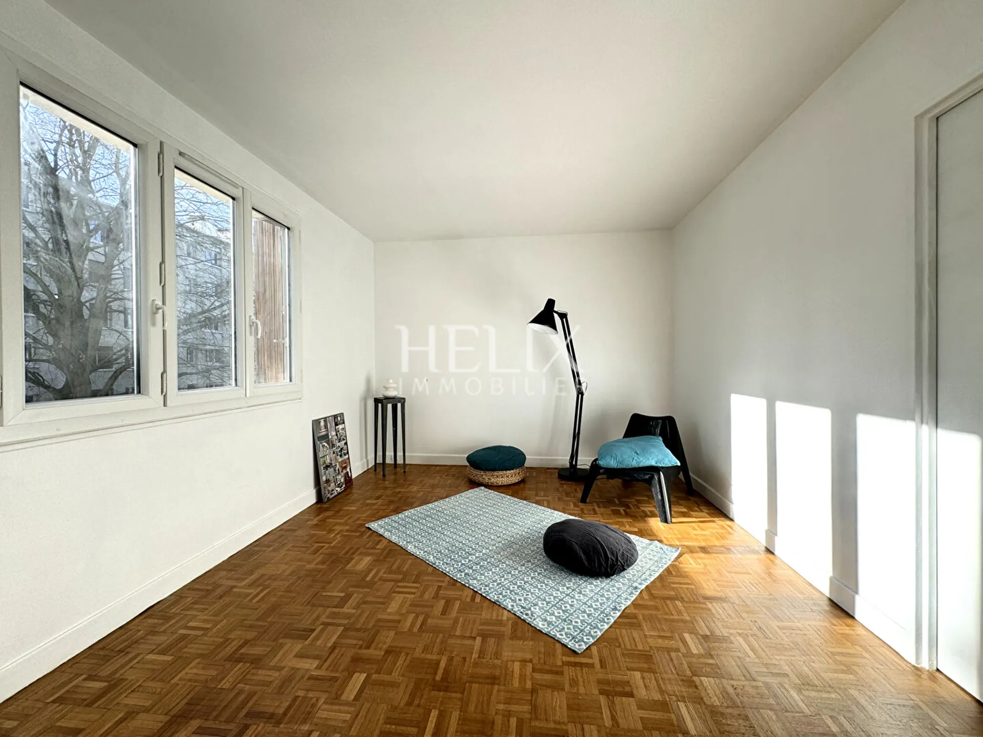 A vendre appartement ensoleillé avec balcon de 87,53 M² à Saint Germain en Laye, il se situe au 1er étage avec ascenseur, une triple exposition, le calme absolu,