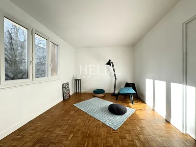 A vendre appartement ensoleillé avec balcon de 87,53 M² à Saint Germain en Laye, il se situe au 1er étage avec ascenseur, une triple exposition, le calme absolu,