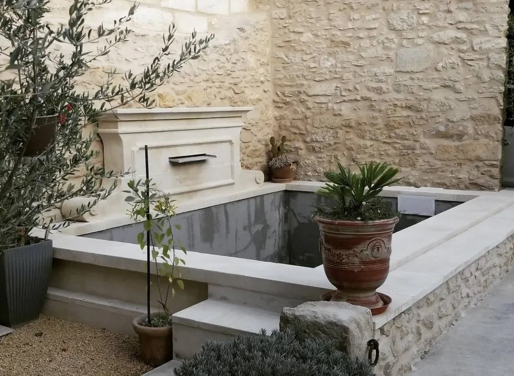 fontaine piscine en pierre d'estaillade du Lubéron