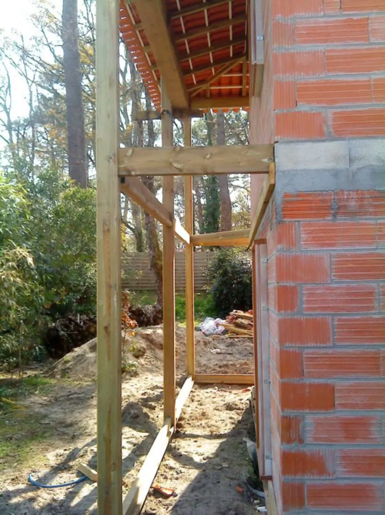 Structure bois soutenant toiture, courssive étage et rez-de-chaussée. Canejan 33610