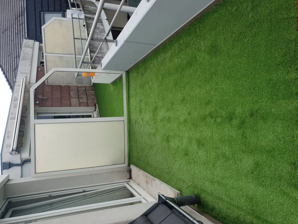 Pose de gazon synthétique avec étanchéité sur terrasse d’appartement pour un sol extérieur durable à Strasbourg