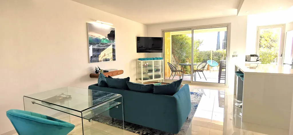 Vente appartement T2 Cassis sur les hauteurs du village dans copropriété avec piscine et gardien avec jardinet et parking privé