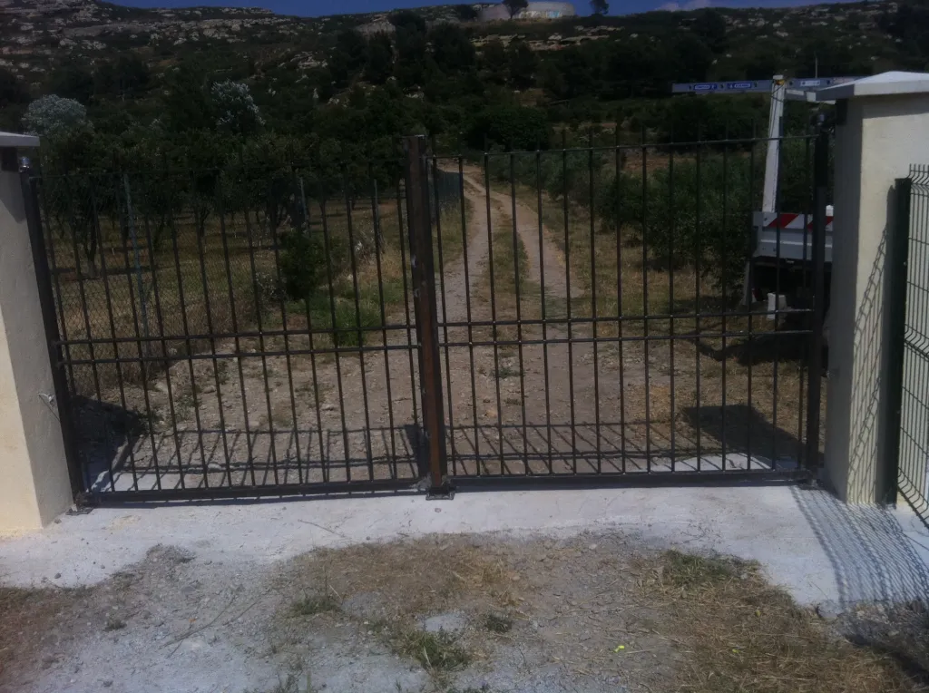 FABRICATION ET POSE PORTAIL A BATTANTS POUR CAMPAGNE A CHATEAUNEUF LES MARTIGUES