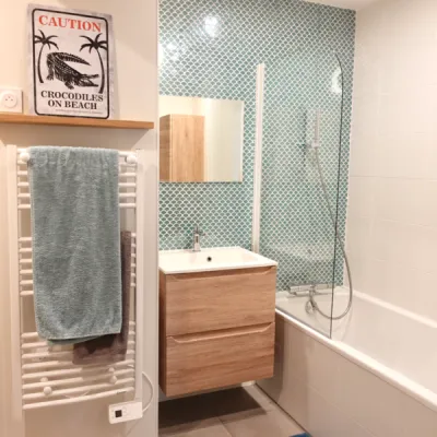 Salle de bains moderne avec matériaux qualitatifs et design épuré, par l’Atelier D. architecte d’intérieur à Bordeaux