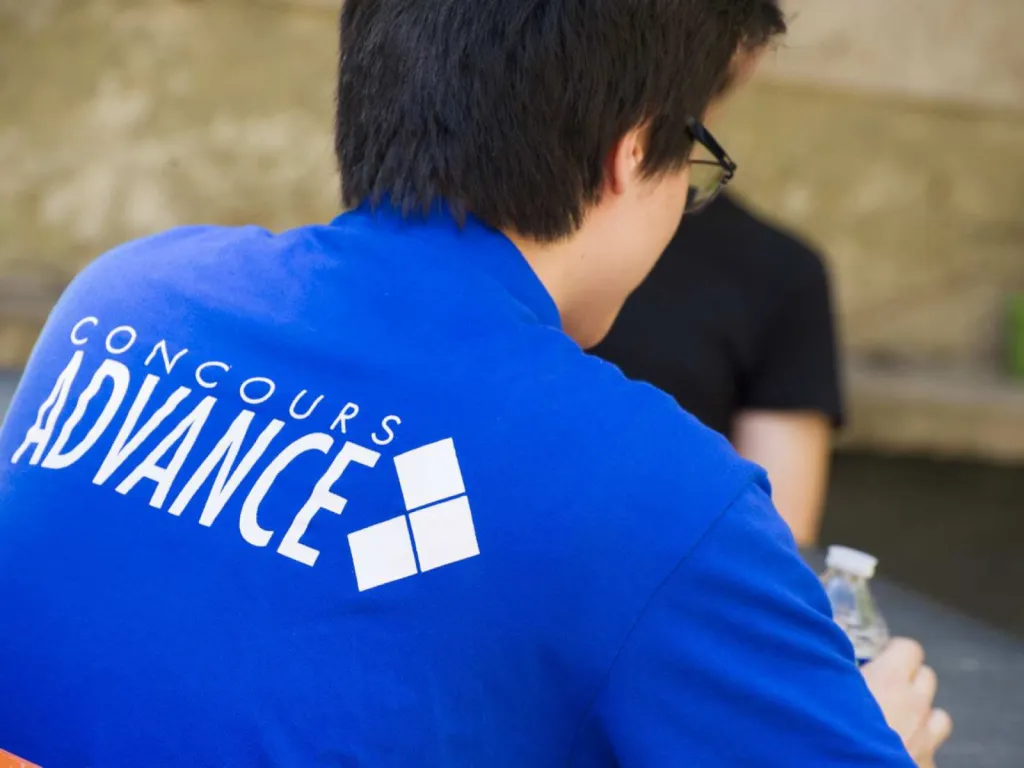 photographe pour école d'ingénieurs EPITA Lyon élève avec le tee shirt concours advance