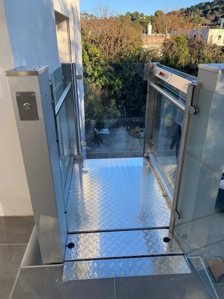 La dime,nsion plateau est comatible avec l'utilisation énvetuelle d'un fauteuil roulant avec cette plateforme verticale Barduva RB 150 en extérieur à Carnoux près de Marseille