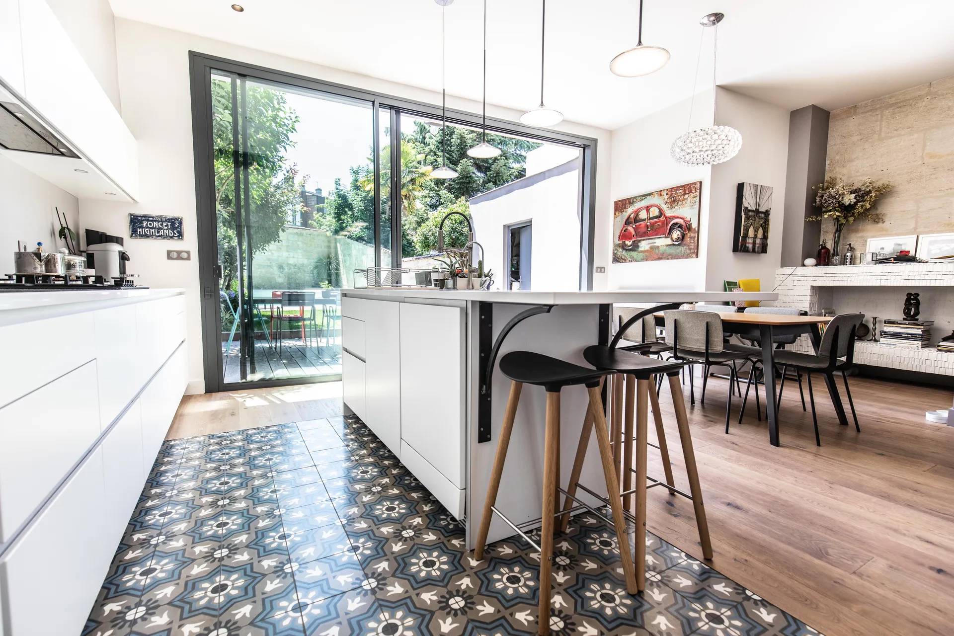 Cuisine contemporaine imaginée et repensée par AKIKO ARCHITECTURE dans le quartier Saint-Seurin / Fondaudège Bordeaux, dans le cadre d’une extension lumineuse mêlant modernité et authenticité