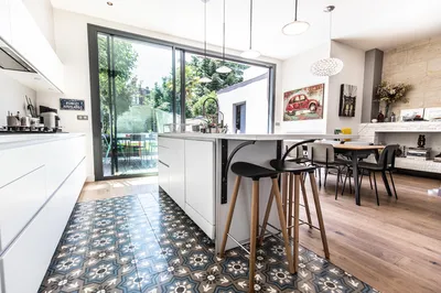 Cuisine contemporaine imaginée et repensée par AKIKO ARCHITECTURE dans le quartier Saint-Seurin / Fondaudège Bordeaux, dans le cadre d’une extension lumineuse mêlant modernité et authenticité