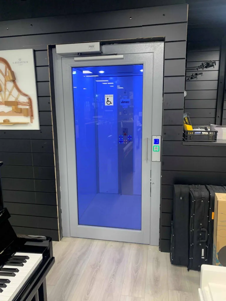 Ascenseur PMR VIMEC E10 électrique à Marseille dans un ERP