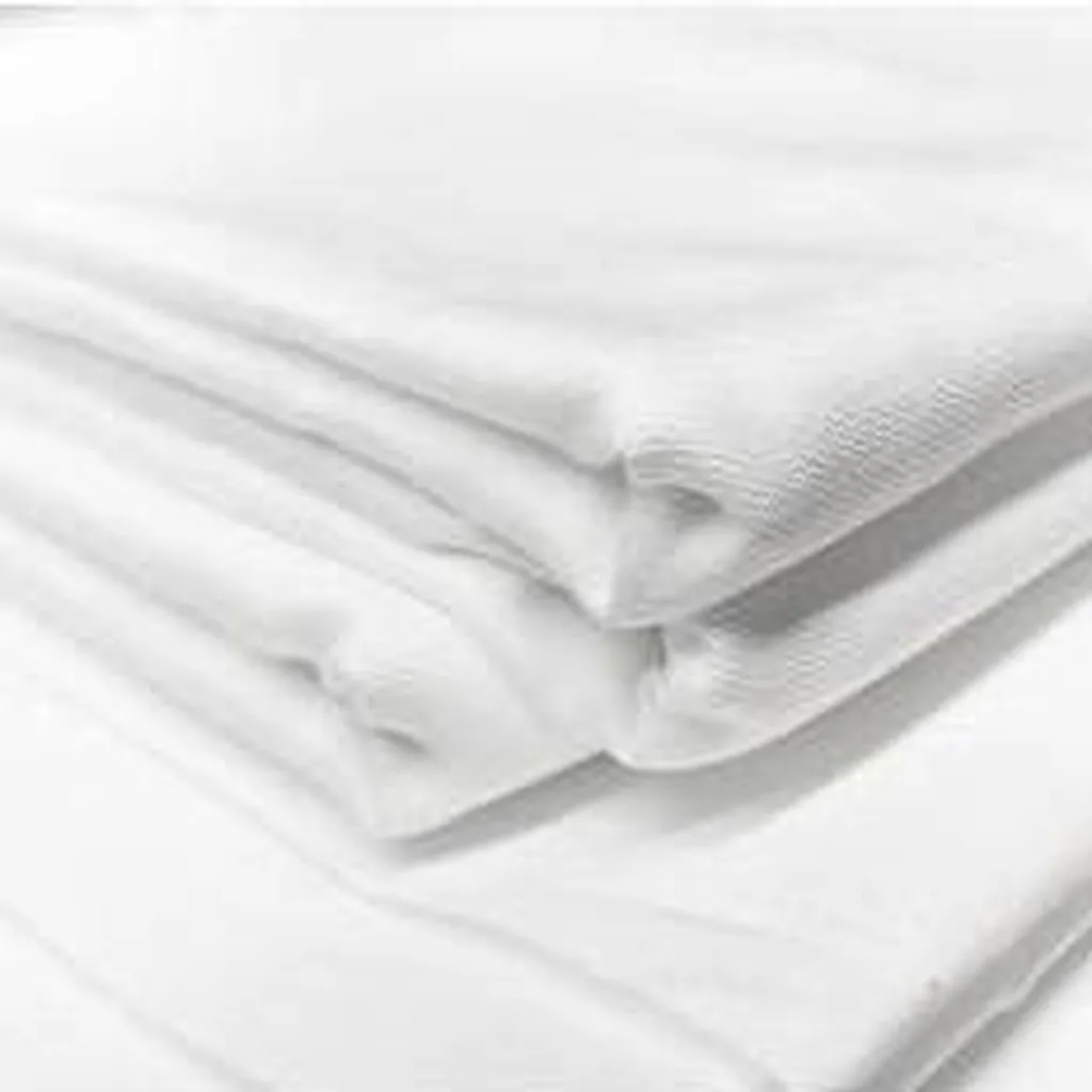 Carcat Location, votre partenaire pour la location de tables, chaises, vaisselle et nappage pour votre repas de mariage.