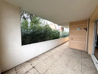 Vente- Aubagne les Passons T2 dans une résidence sécurisée, situé au rez-de-chaussée avec une belle terrasse