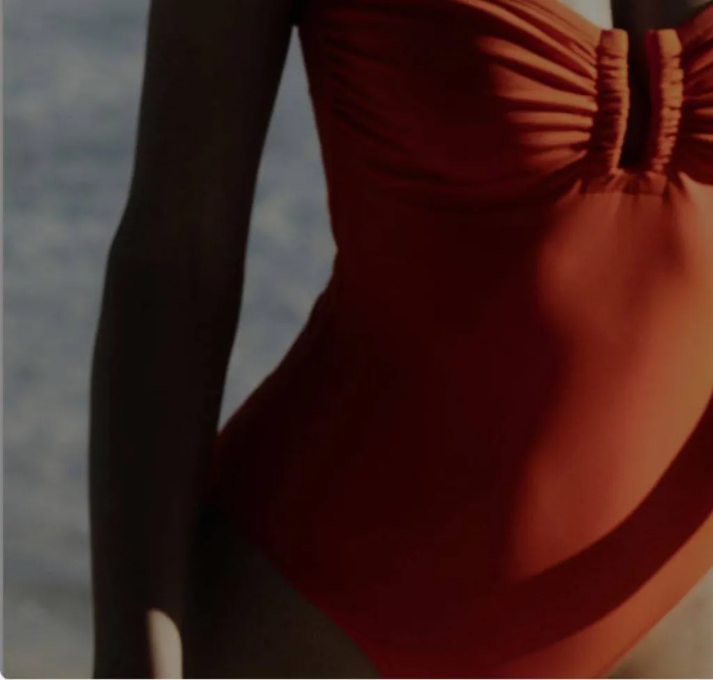 Les femmes sont élégantes, sûres de leur féminité en maillot Eres.