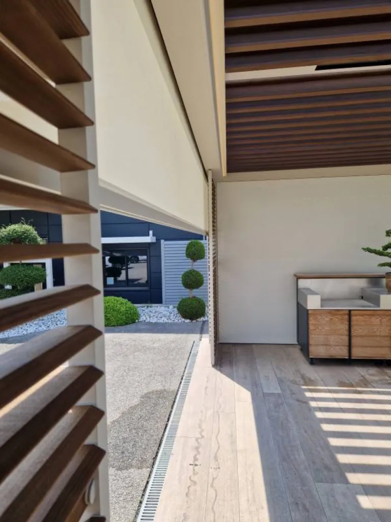 Notre pergola bioclimatique Camargue RENSON au sein du showroom ROSSI