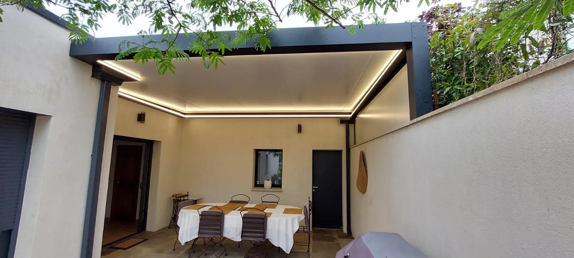 Pergola à toiture fixe aluminium dans le Sud