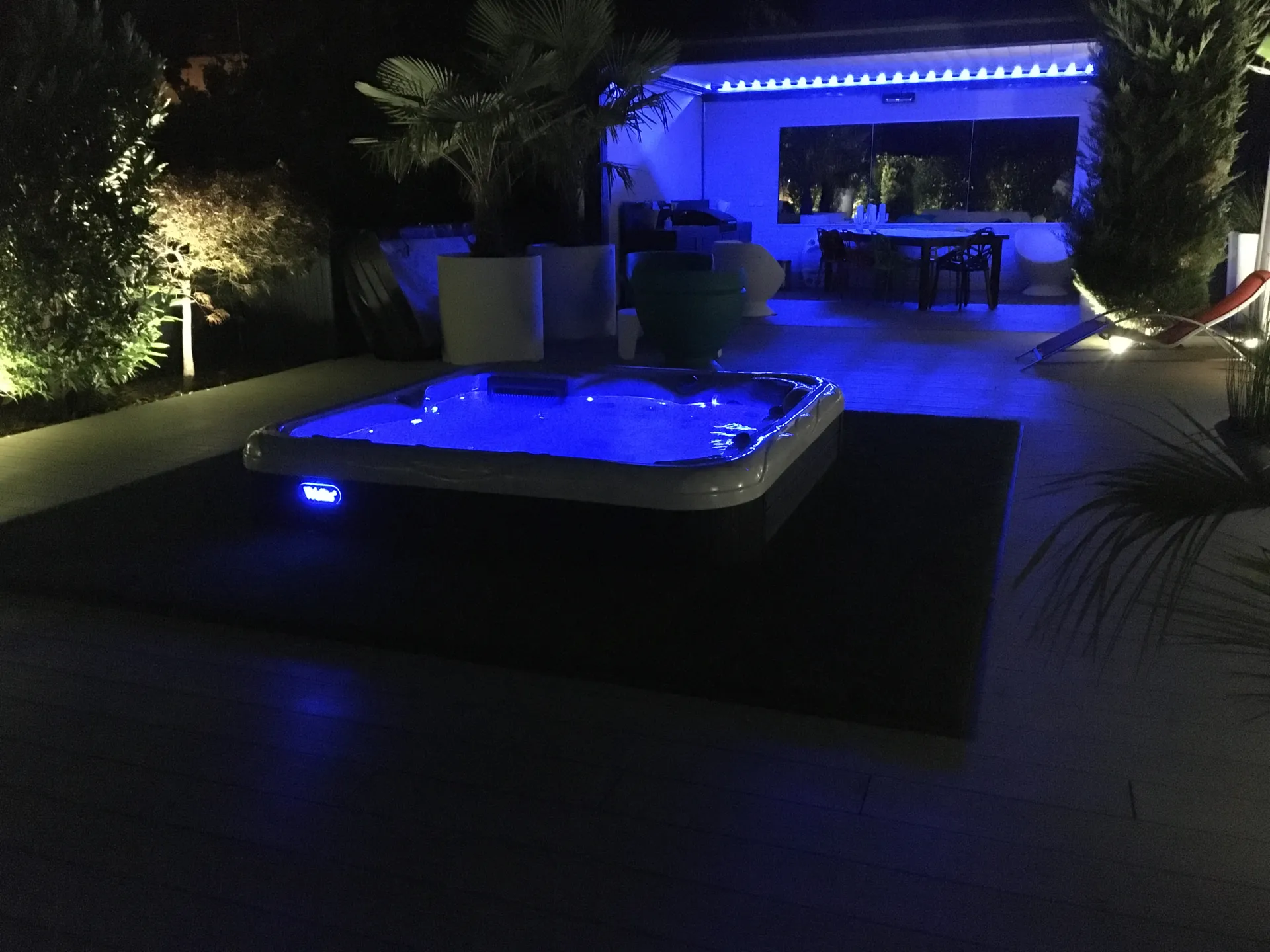 Intégration d’une pergola bioclimatique aluminium avec store enroulable motorisation Somfy sur les trois cotés à Danjoutin près de Belfort