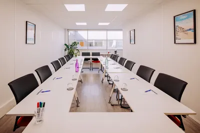 grande salle de réunion lumineuse 