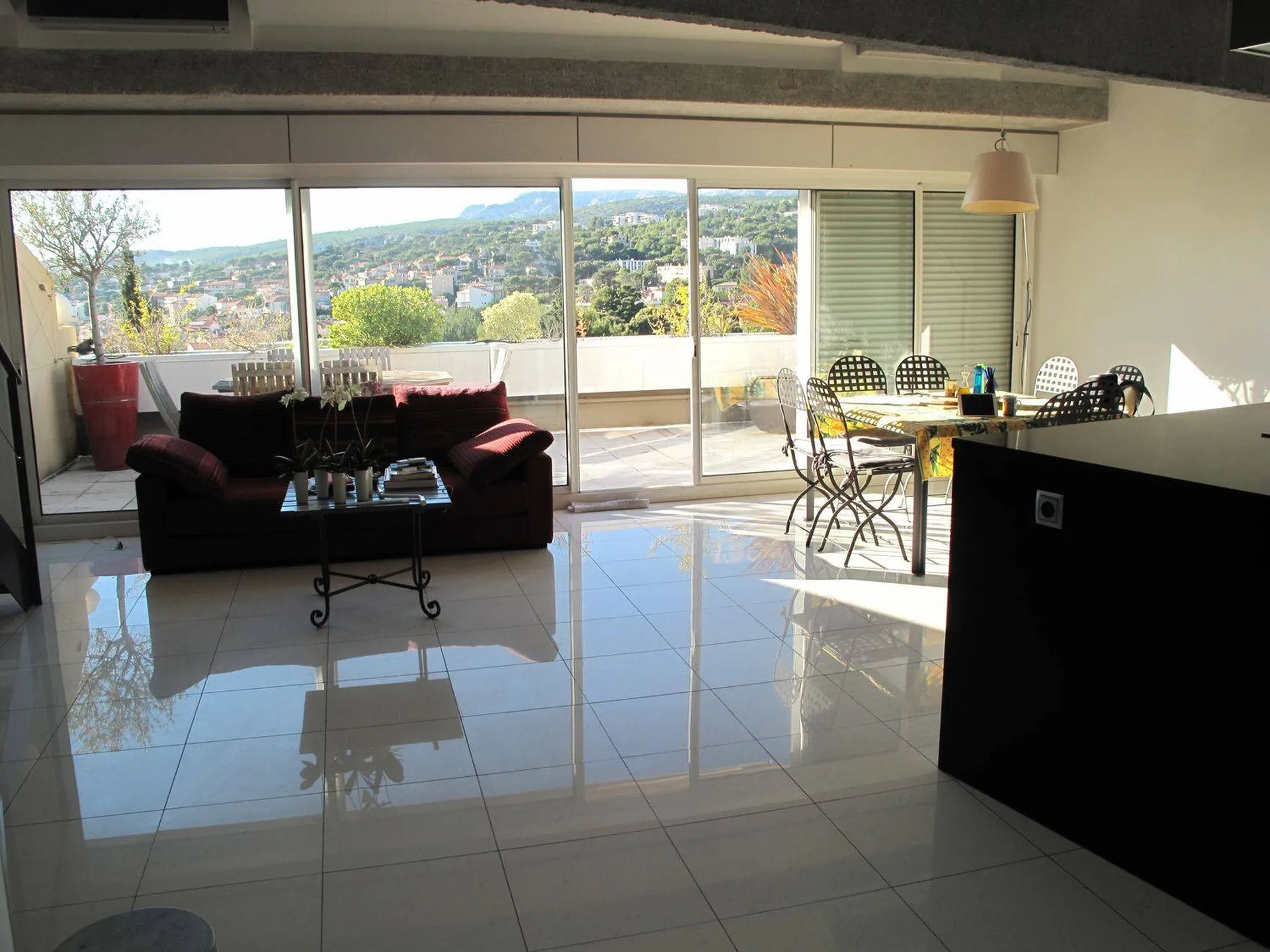 Salon carrelé très lumineux avec vue sur la baie de Cassis environnement calme 