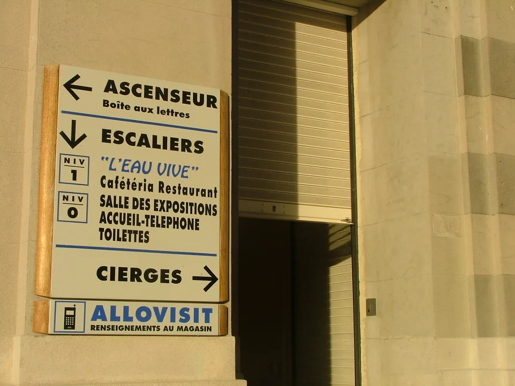 Installer un rideau métallique à lames microperforées à Marseille