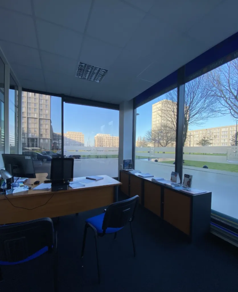 LE HAVRE - A LOUER Locaux commerciaux/Bureaux de 1 045 m² divisibles en pied d'un immeuble d'habitation