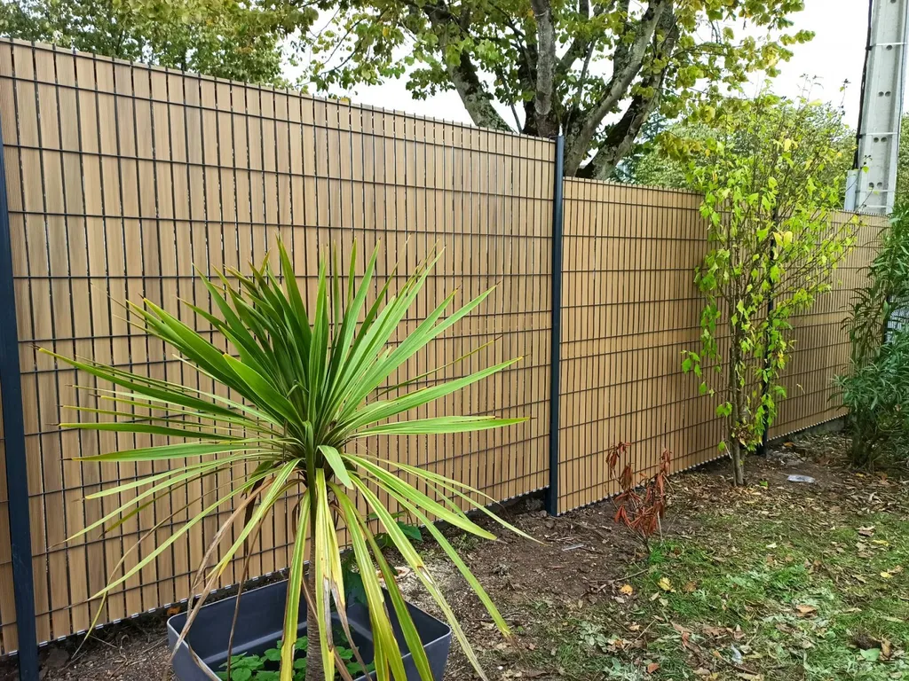 Pose d'une clôture en panneaux rigides avec lamelles occultantes à Carbon Blanc en Gironde