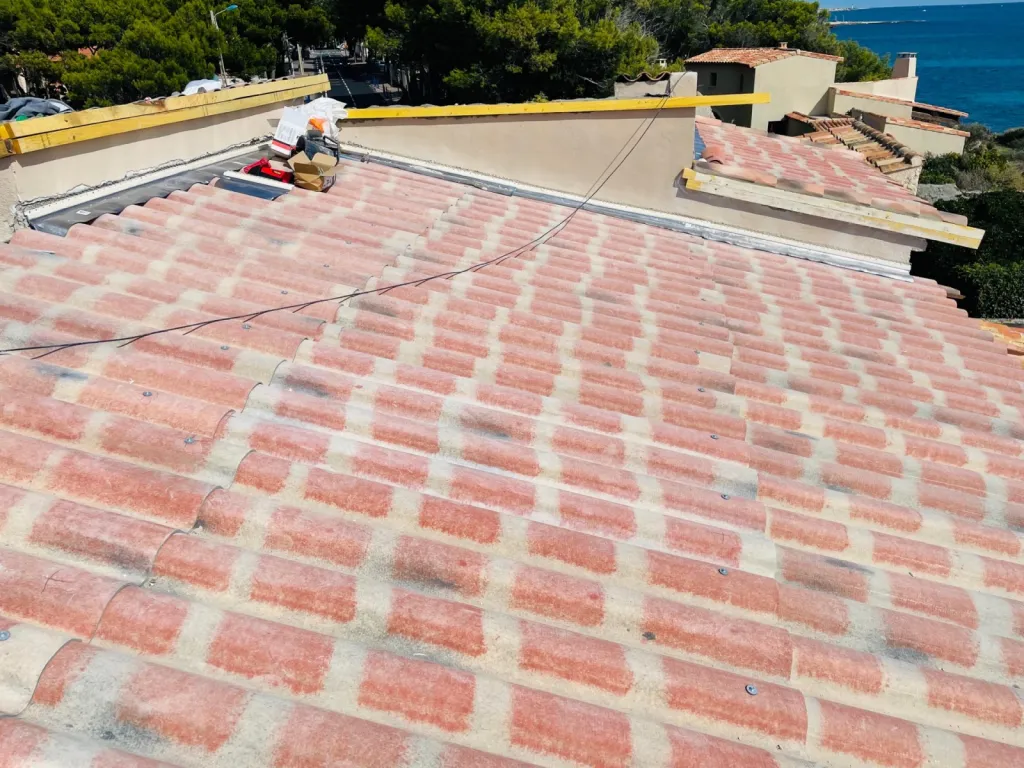Réfection d’une toiture de maison en P.S.T Canal près de Aix en Provence.