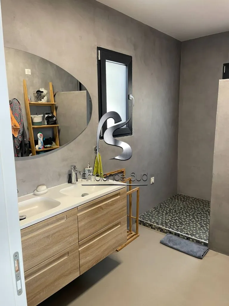 Pose d’un béton ciré sur les murs d’une salle de bain en rénovation à Six Fours les plages dans le 83