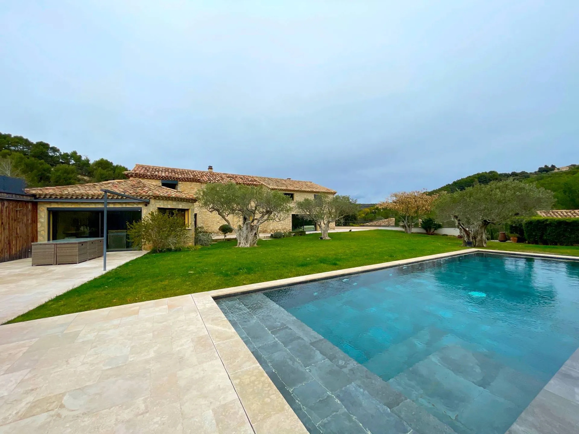 Le Barroux : propriété comprenant deux habitations et vues panoramiques    