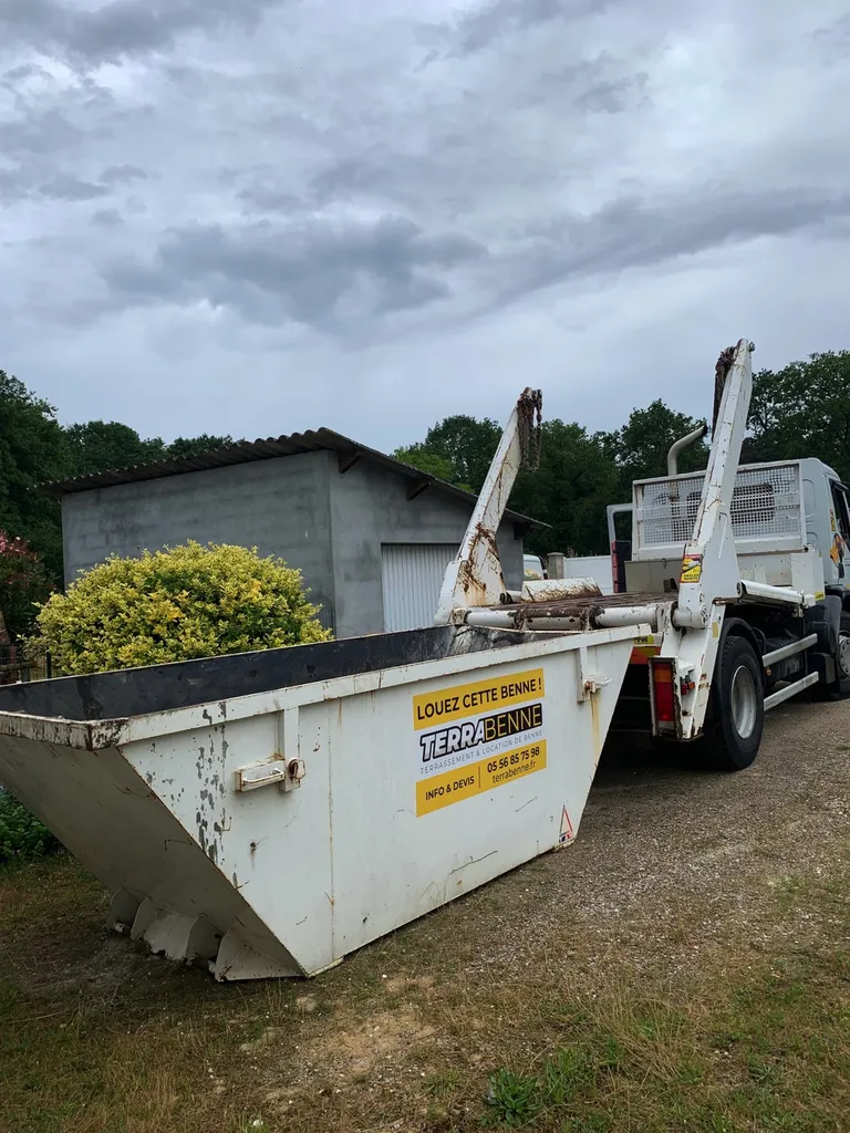 L'entreprise TERRABENNE réalise aujourd'hui la livraison d'une benne de chantier pour tout venant sur une maison en rénovation à Gradignan , proche de Pessac.