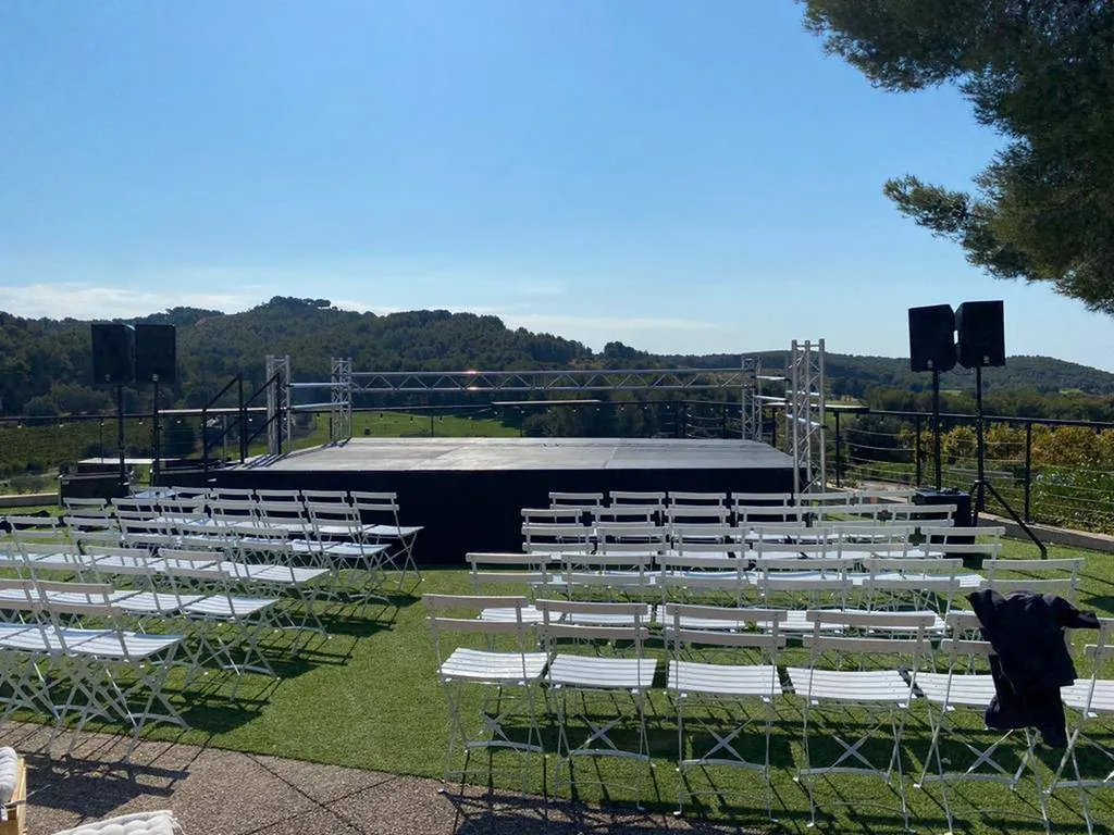 Installation d'une scène domaine de Frégate à Bandol Var 83