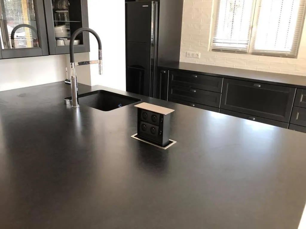 Ilot central avec coin evier et prise électrique encastrée