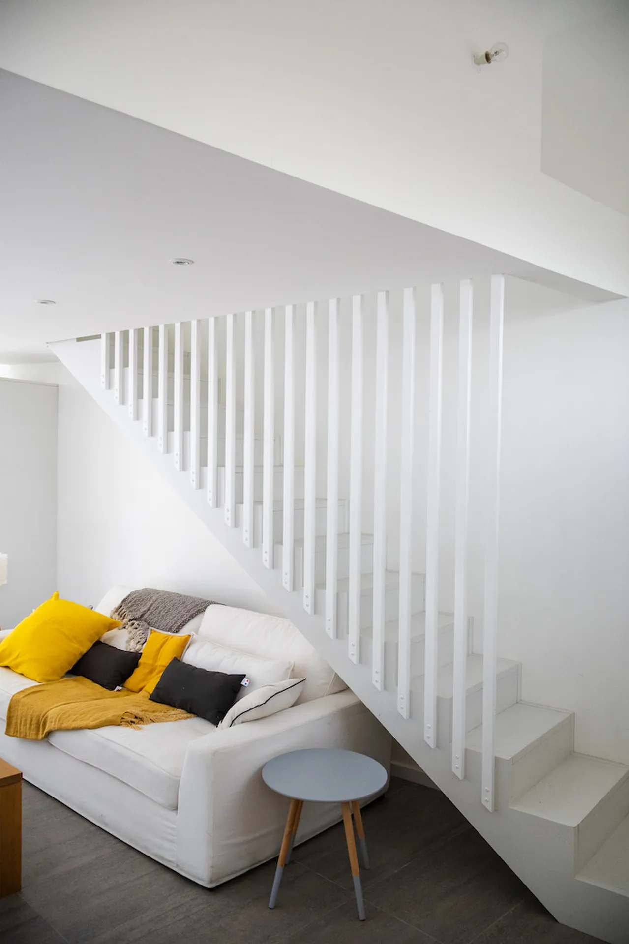 Aménagement sur mesure d’un bureau avec penderie, garde-corps et claustra de séparation de chambre à Aubenas