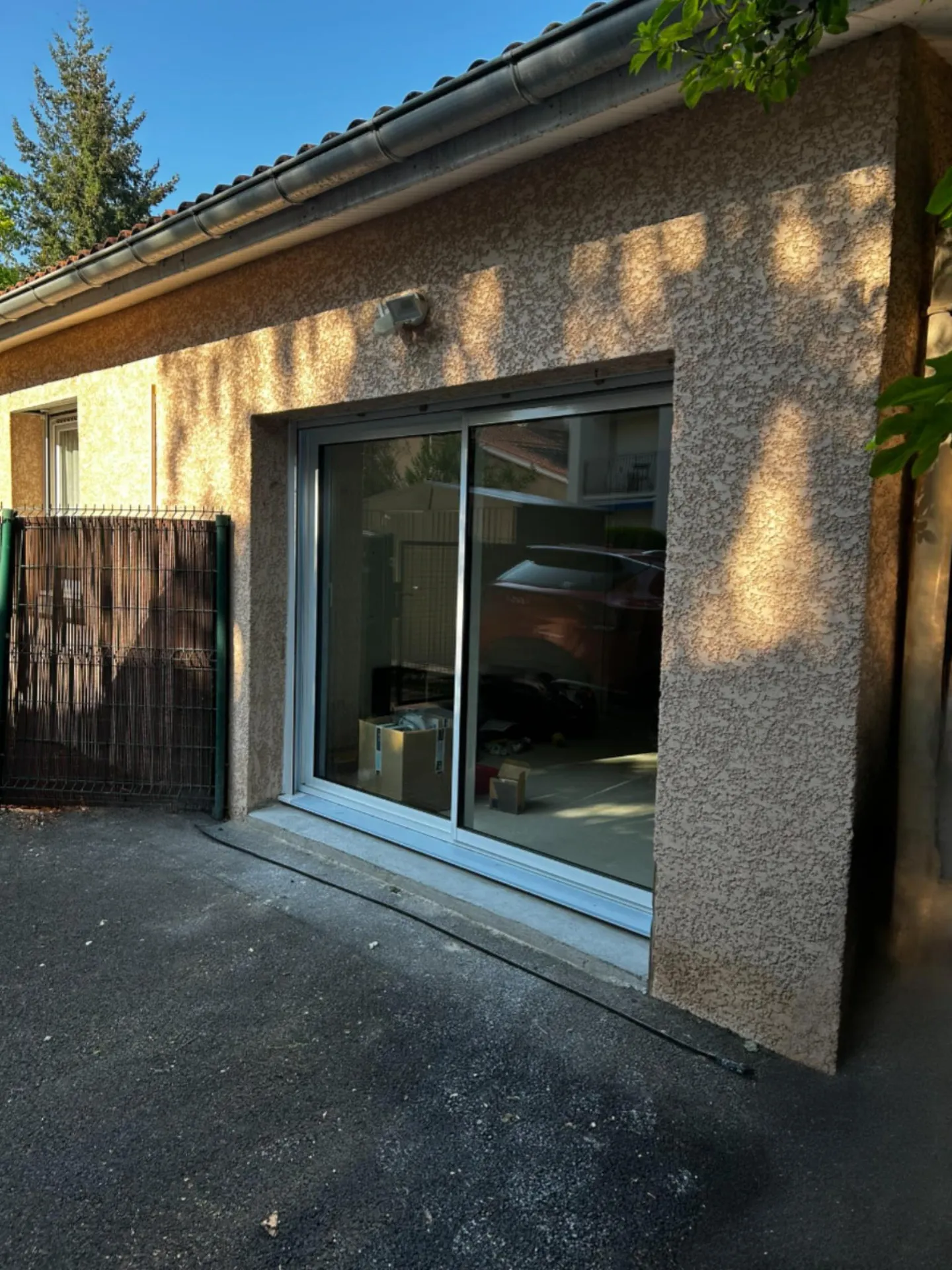 Garage transformé avec installation d’une baie vitrée pour apporter lumière naturelle