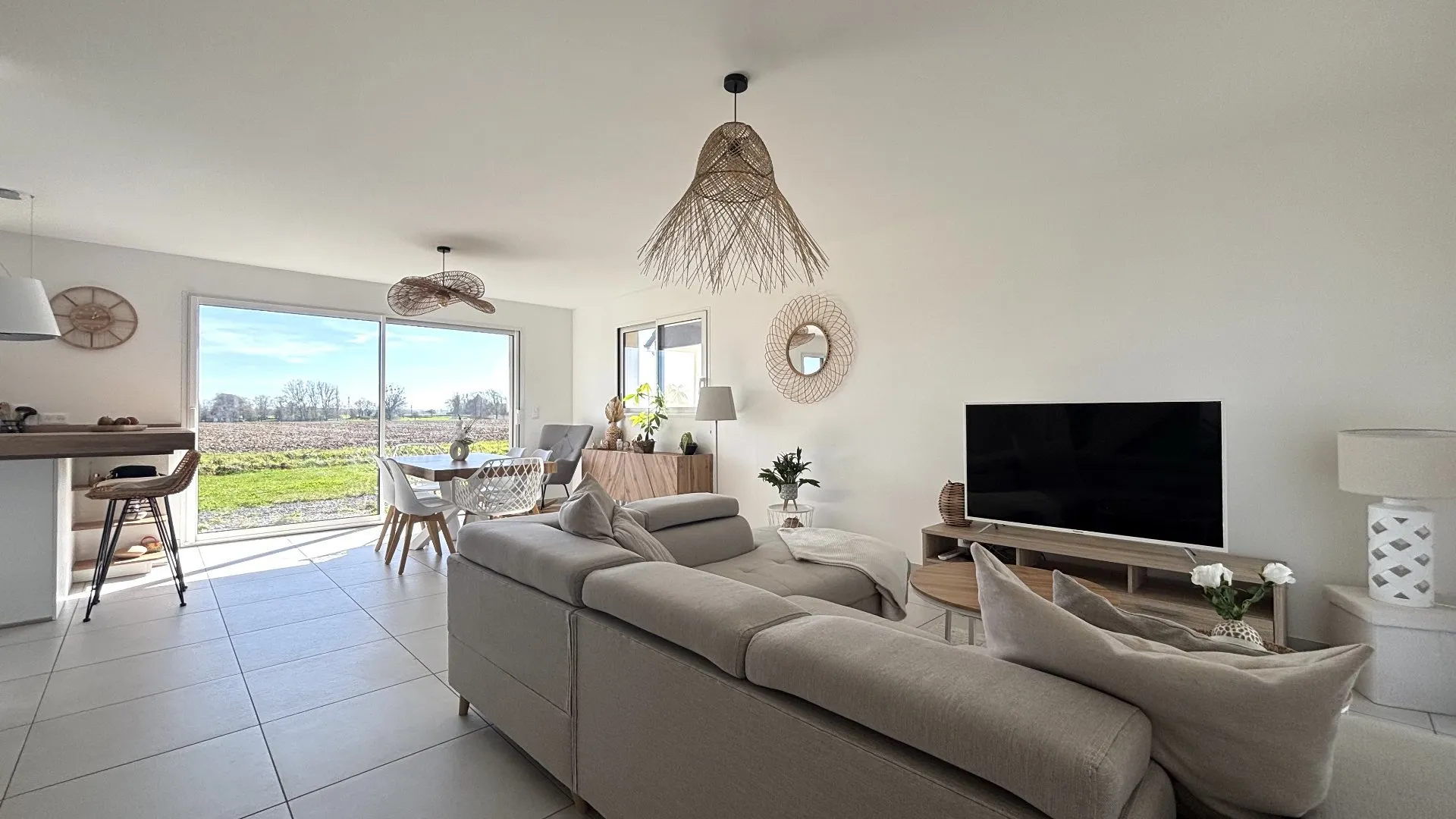 Maison neuve avec beaux espaces