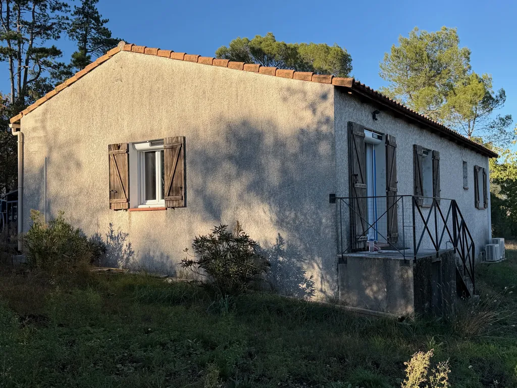 Rénovation des façades d’une maison traditionnelle dans le Domaine de Bonelli à Conqueyrac dans le Gard en finition « Pierre » avec des enduits à la chaux