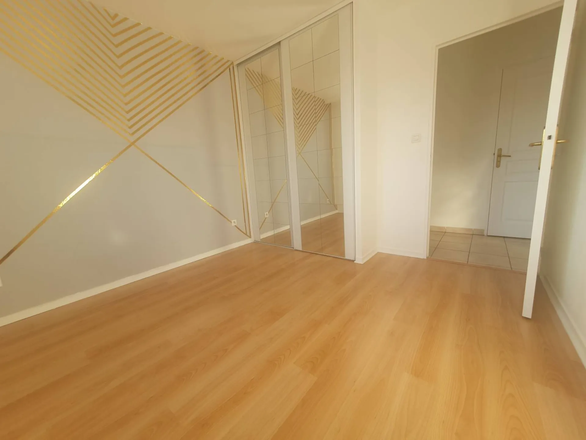 Location duplex 3 chambres dernier étage avec ascenseur, balcon et garage à Bron