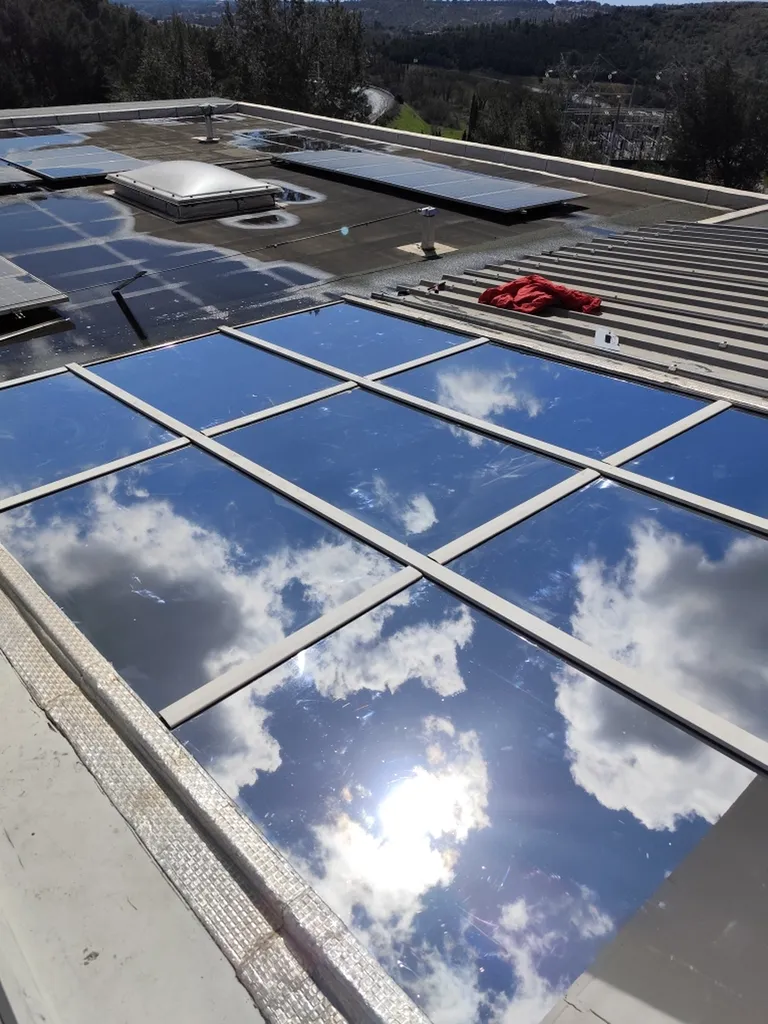 Films solaires effet miroir haute performance pour verrière de toiture afin d’améliorer confort thermique proche de Pertuis