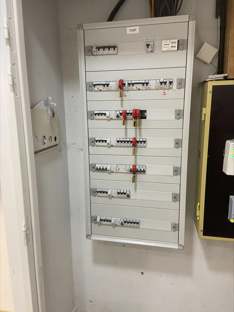 L'entreprise FC Électricité sécurise vos installations industrielles par une procédure de consignation rigoureuse de vos tableaux électriques sur la commune de Lissac