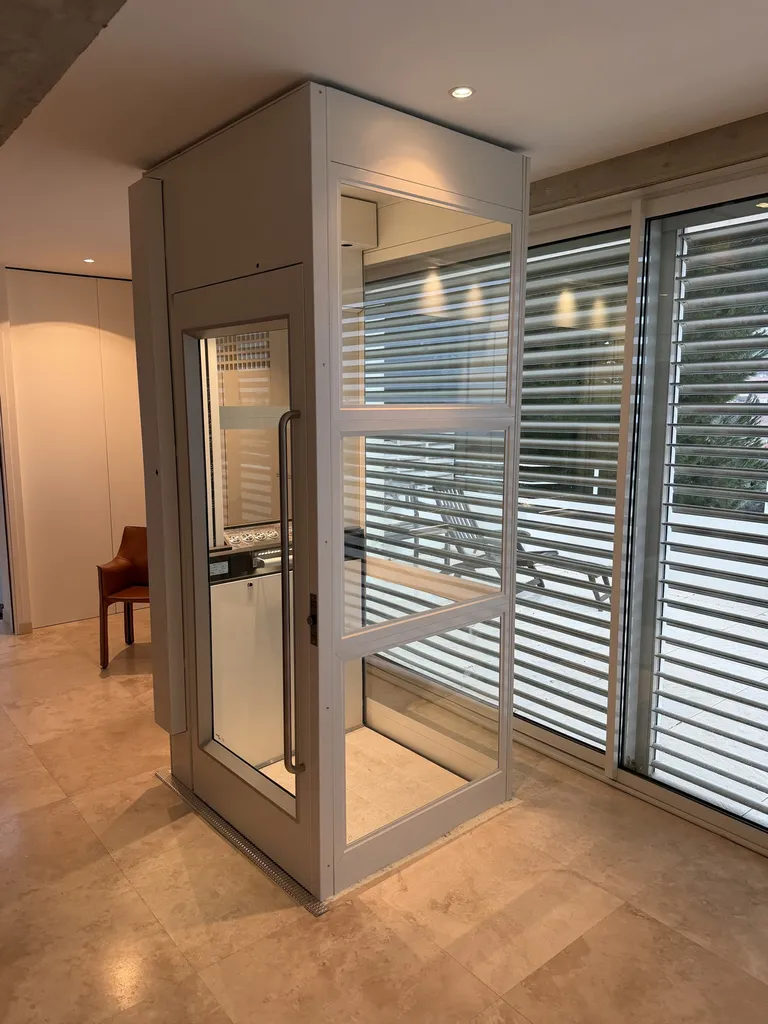 Intégration à son environnement pour ce NAMILIFT PL501 100% électrique dans cette villa à Marseille