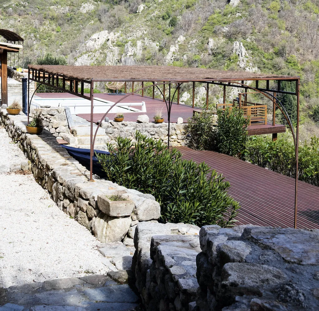 Pergola en fer forgé en Ardèche pour une protection solaire naturelle.