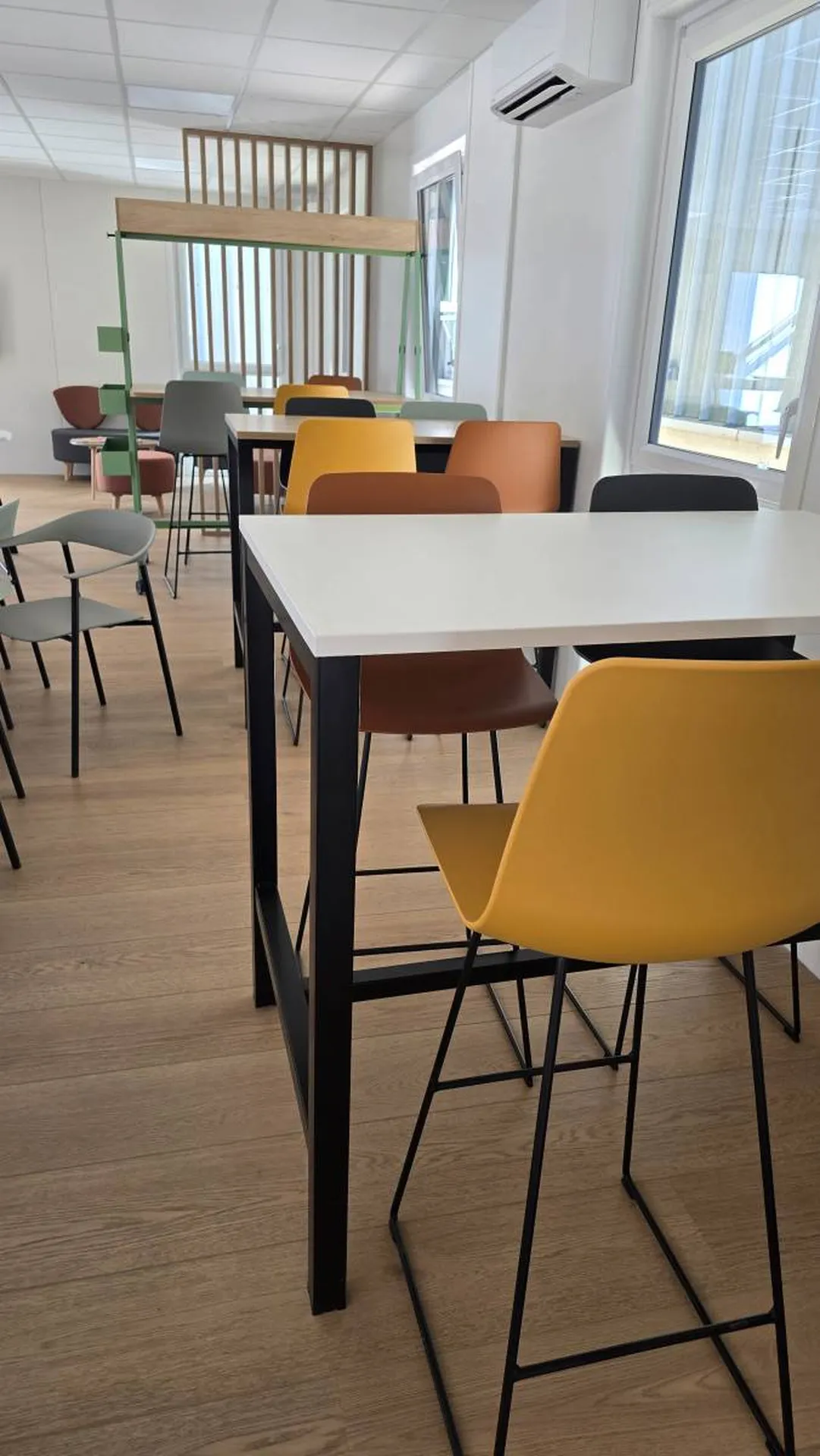 Installation de tables hautes ASTROLITE à Cabrière d'Avignon