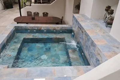 Aménagement extérieur à Marseille : création d’un bassin balnéo sur mesure, escalier maçonné et terrasse carrelée pour une maison avec terrain contraint