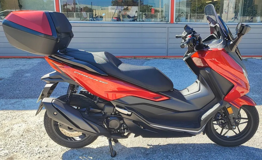 HONDA FORZA 350 TOP BOX DU 03/2023 AVEC 1000 KM.