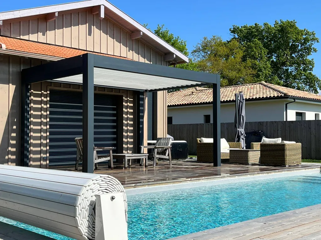 Pergola Bioclimatique en aluminium sur-mesure à Andernos sur le Bassin D'Arcachon